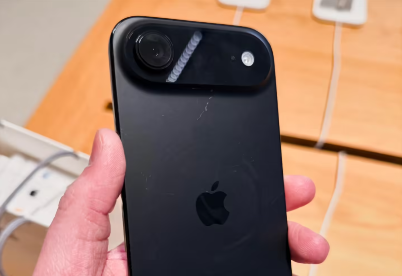 苹果零售店正解决 iPhone 17 系列展示机刮痕问题